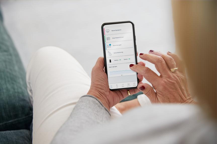 Patientin nutzt die Patient App