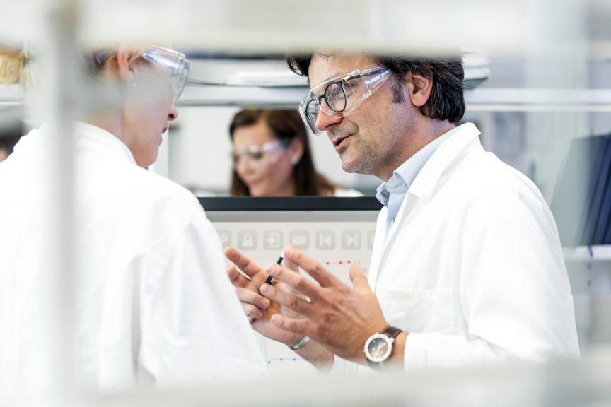 Two men in a laboratory talking to each other