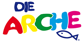 Imagem de logo no formato horizontal com a mensagem em dois parágrafos "DIE ARCHE" em fonte infantil nas cores azul marinho, vermelho, amarelo, verde, azul claro e rosa . Abaixo, o desenho com traço azul marinho vazado de um peixe. 