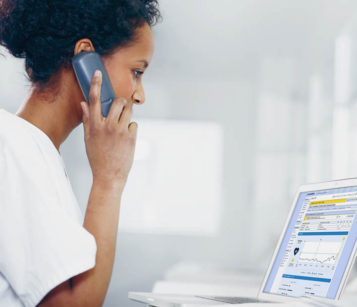 Klinikpersonal überprüft Home Monitoring Daten und telefoniert  Klinikpersonal überprüft Home Monitoring Daten und telefoniert  Klinikpersonal überprüft Home Monitoring Daten und telefoniert 