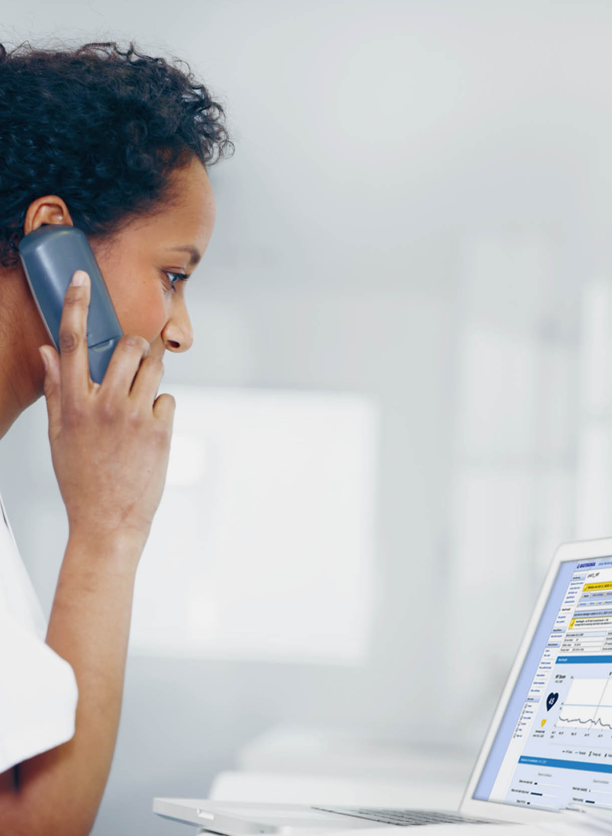 Klinikpersonal überprüft Home Monitoring Daten und telefoniert  Klinikpersonal überprüft Home Monitoring Daten und telefoniert  Klinikpersonal überprüft Home Monitoring Daten und telefoniert 